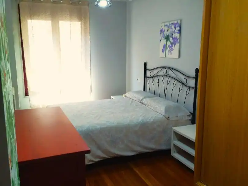 Habitación de Apartamento de alquiler en Sarria con Calefacción, Parquet y Trastero