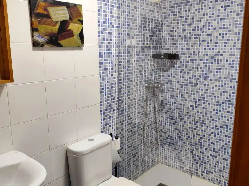 Baño de Apartamento de alquiler en Sarria con Calefacción, Parquet y Trastero