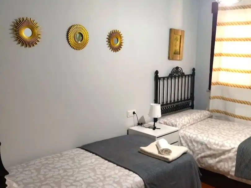Habitación de Apartamento de alquiler en Sarria con Calefacción, Parquet y Trastero