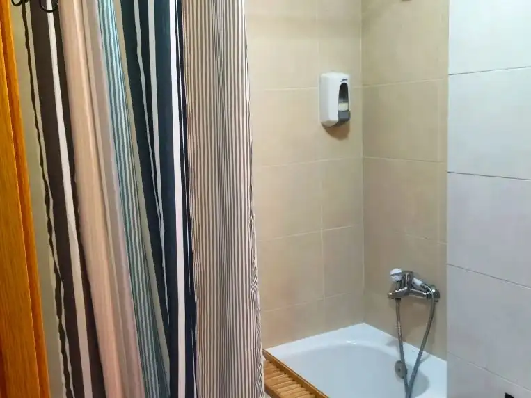 Baño de Apartamento de alquiler en Sarria con Calefacción, Parquet y Trastero