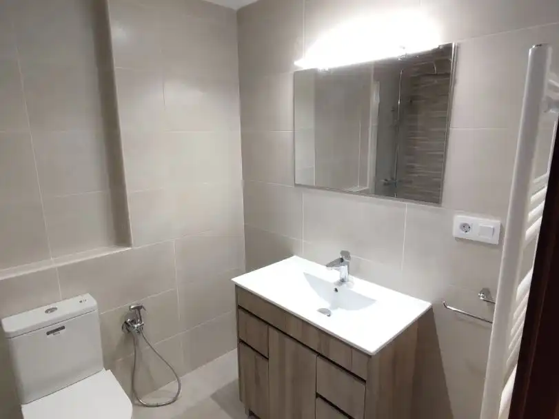 Flat for rent in Plaza Constitución, 1, Ensanche - Fuenfresca Bathroom of Flat for rent in Teruel with Heating and Furnished