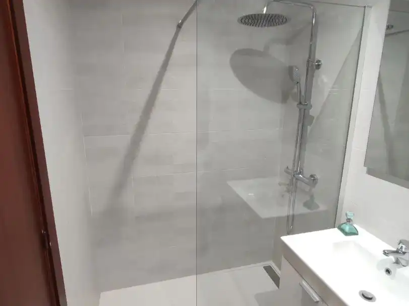 Flat for rent in Plaza Constitución, 1, Ensanche - Fuenfresca Bathroom of Flat for rent in Teruel with Heating and Furnished