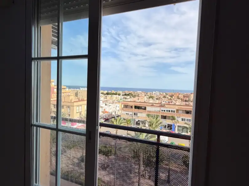 Vista exterior de Pis en venda en Roquetas de Mar amb Aire condicionat, Piscina i Aparcament comunitari