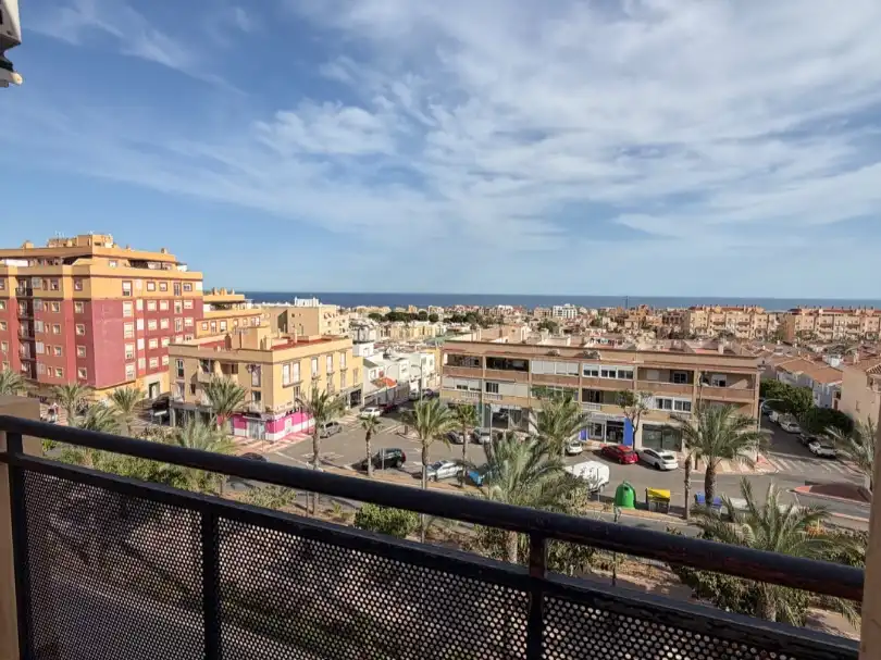 Vista exterior de Pis en venda en Roquetas de Mar amb Aire condicionat, Piscina i Aparcament comunitari