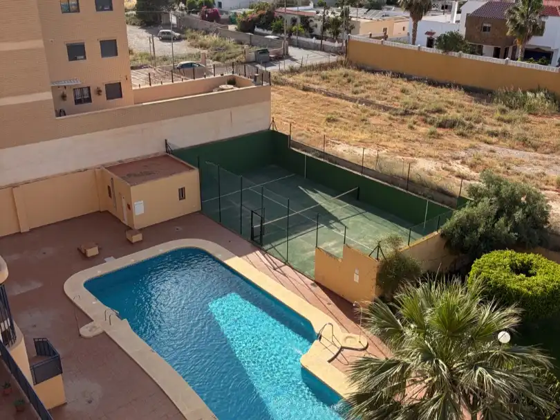 Piscina de Pis en venda en Roquetas de Mar amb Aire condicionat, Piscina i Aparcament comunitari