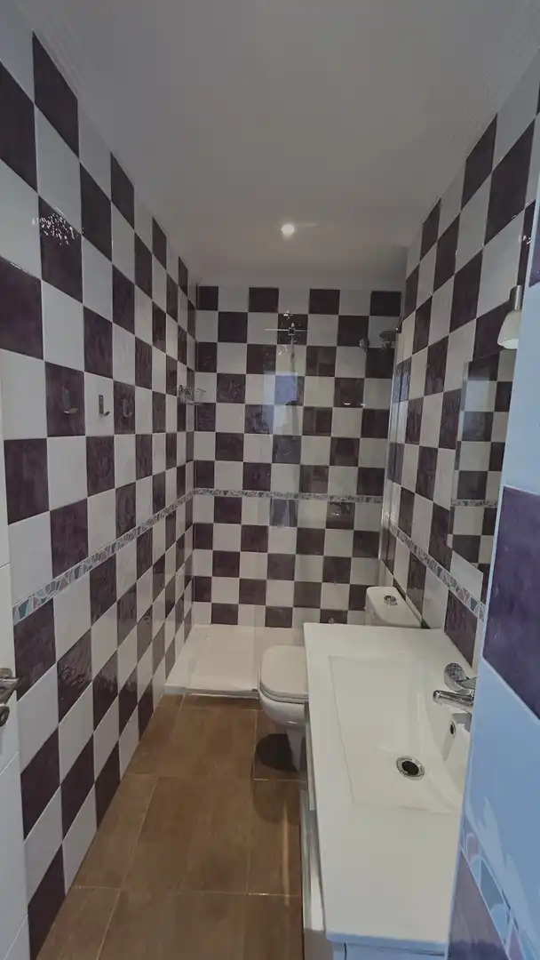 Piso en venta en Avenida de Cádiz, 87, Los Palacios y Villafranca Baño de Piso en venta en Los Palacios y Villafranca con Aire acondicionado, Terraza y Amueblado