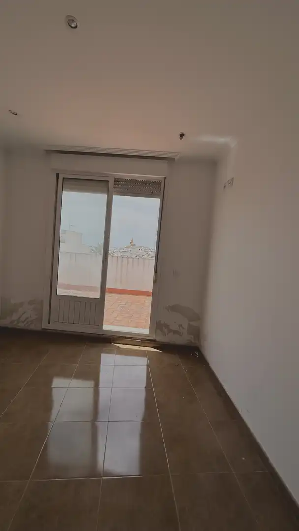 Piso en venta en Avenida de Cádiz, 87, Los Palacios y Villafranca Habitación de Piso en venta en Los Palacios y Villafranca con Aire acondicionado, Terraza y Amueblado