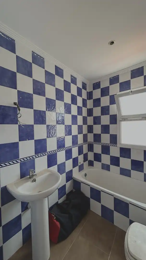 Piso en venta en Avenida de Cádiz, 87, Los Palacios y Villafranca Baño de Piso en venta en Los Palacios y Villafranca con Aire acondicionado, Terraza y Amueblado