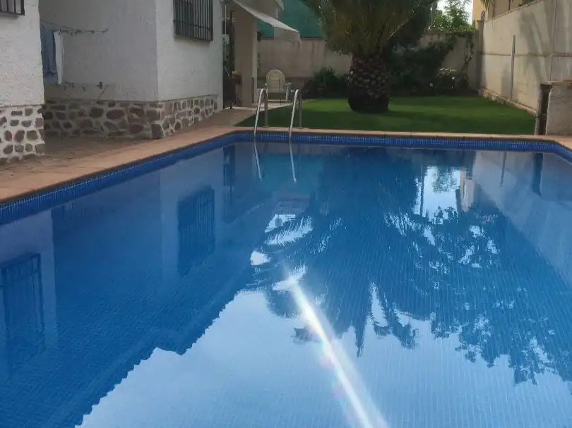 Wohnung zum Verkauf in Cobisa Schwimmbecken von Wohnung zum Verkauf in Cobisa mit Klimaanlage, Terrasse und Schwimmbad