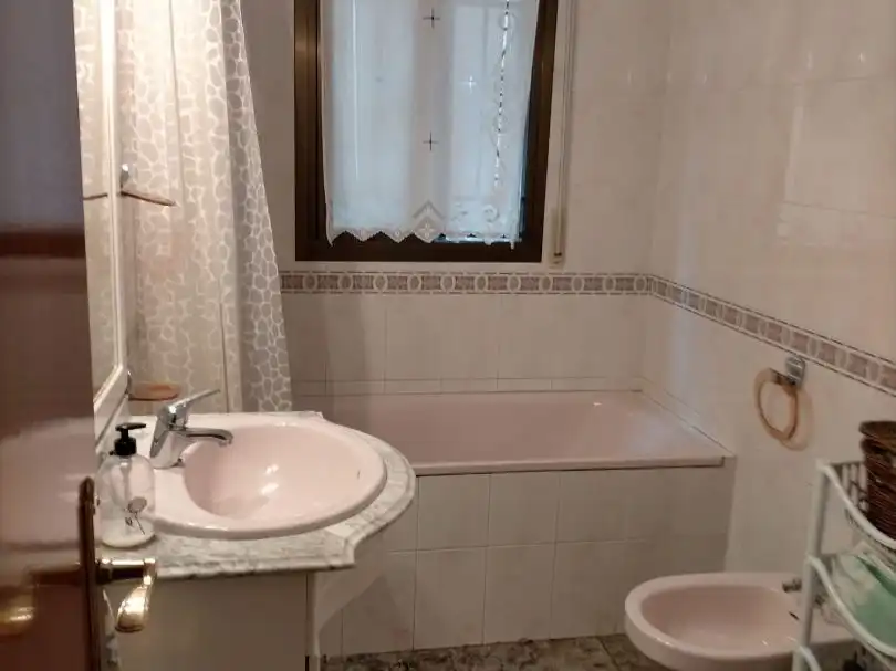 Badezimmer von Einfamilien-Reihenhaus zum Verkauf in Zarza la Mayor mit Terrasse, Abstellraum und Möbliert
