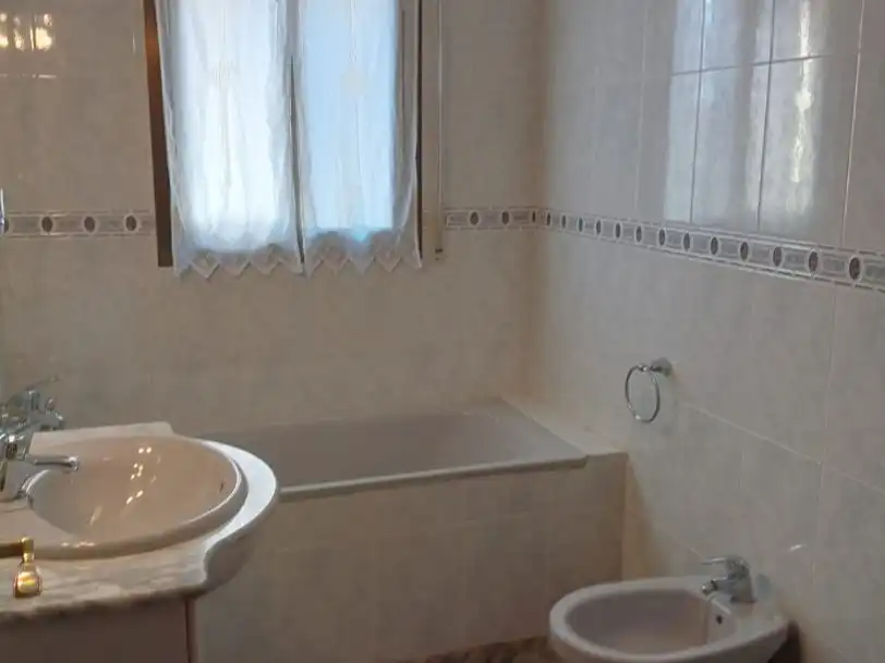 Badezimmer von Einfamilien-Reihenhaus zum Verkauf in Zarza la Mayor mit Terrasse, Abstellraum und Möbliert