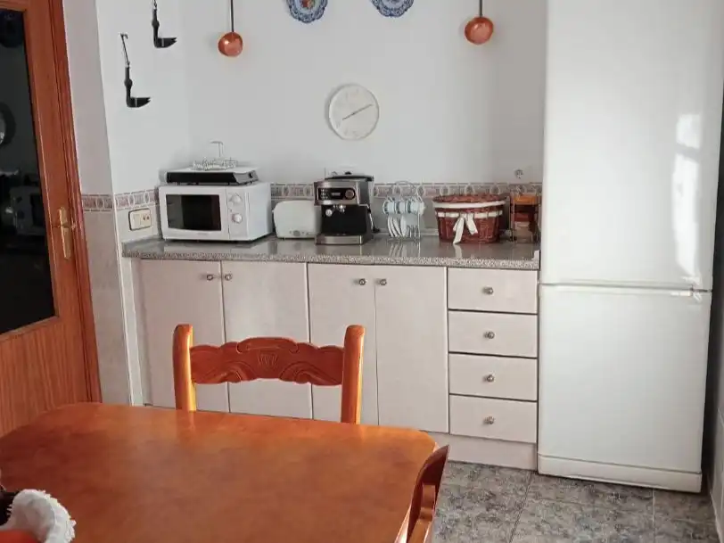 Küche von Einfamilien-Reihenhaus zum Verkauf in Zarza la Mayor mit Terrasse, Abstellraum und Möbliert