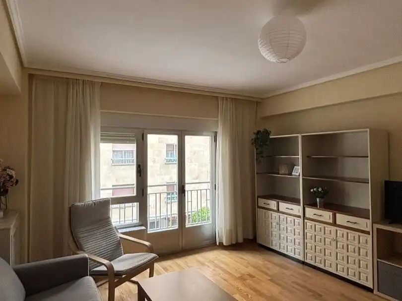 Flat for rent in Calle Juan del Rey, 5, Barrio del Centro Living room of Flat for rent in Salamanca with Heating, Furnished and Balcony