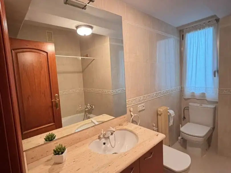Flat for rent in Calle Juan del Rey, 5, Barrio del Centro Bathroom of Flat for rent in Salamanca with Heating, Furnished and Balcony
