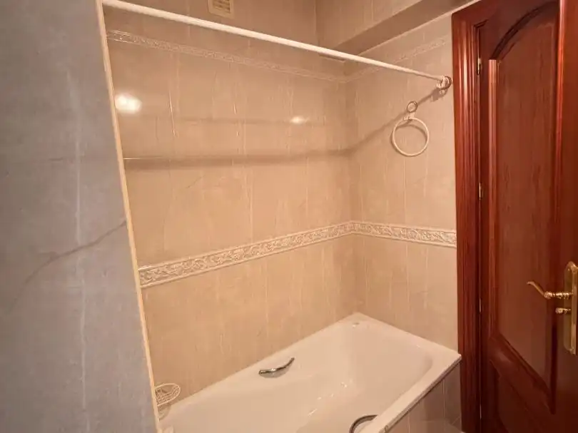 Flat for rent in Calle Juan del Rey, 5, Barrio del Centro Bathroom of Flat for rent in Salamanca with Heating, Furnished and Balcony