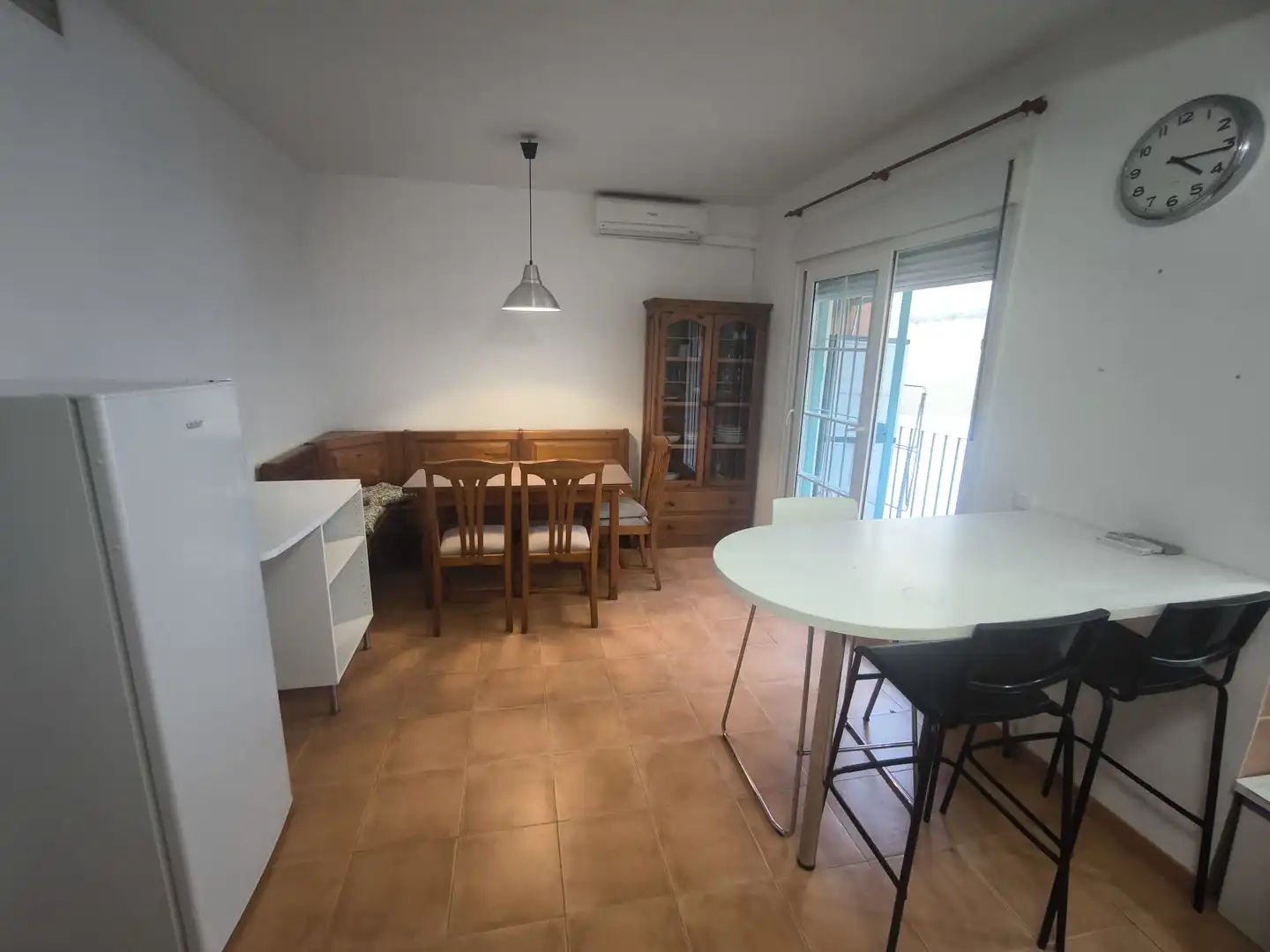 Casa adosada de lloguer a Pasaje Cornalvo, 7, Arco Norte - Avda. España Menjador de Casa adosada de lloguer en Dos Hermanas amb Aire condicionat, Calefacció i Parquet