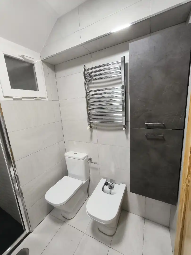 Bany de Pis de lloguer en Oviedo  amb Balcó