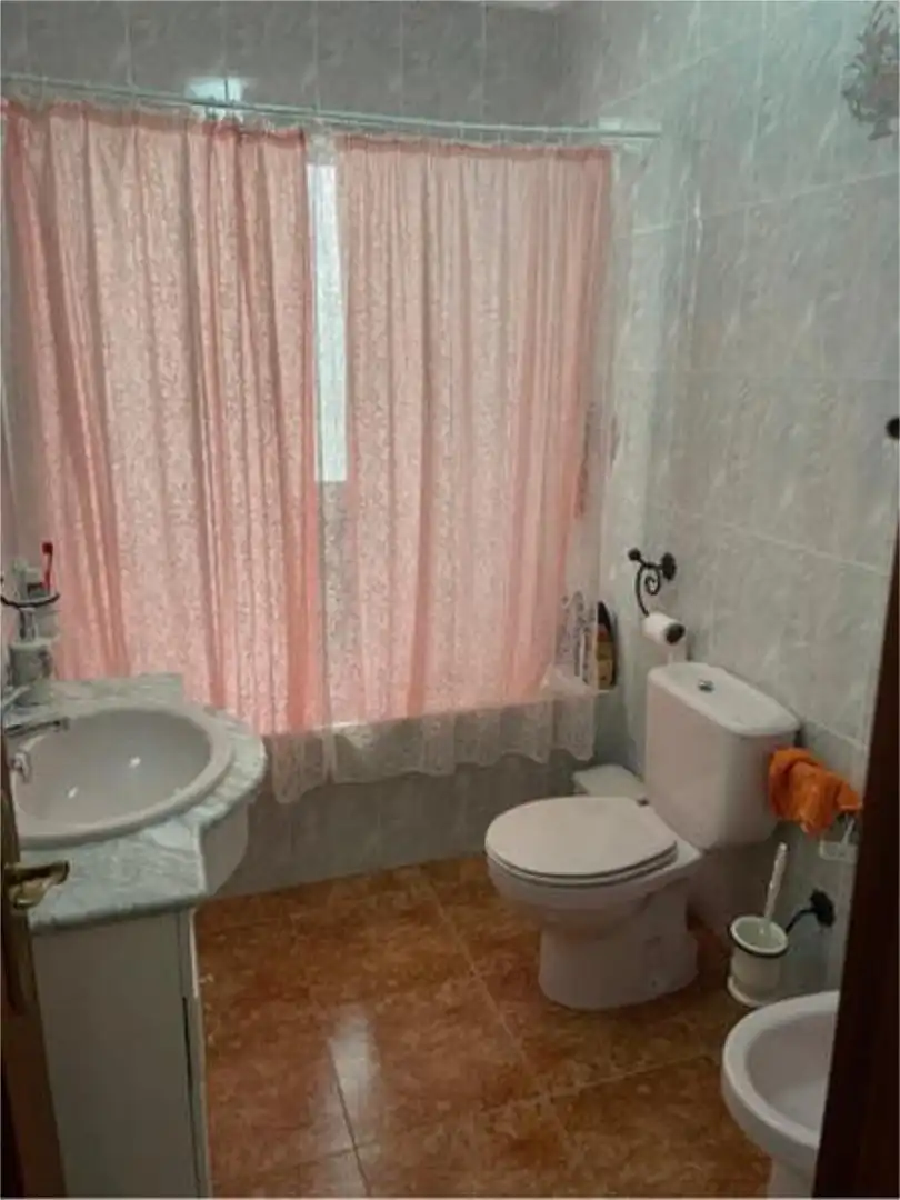 Piso en venta en Pujerra Baño de Piso en venta en Pujerra con Terraza y Amueblado