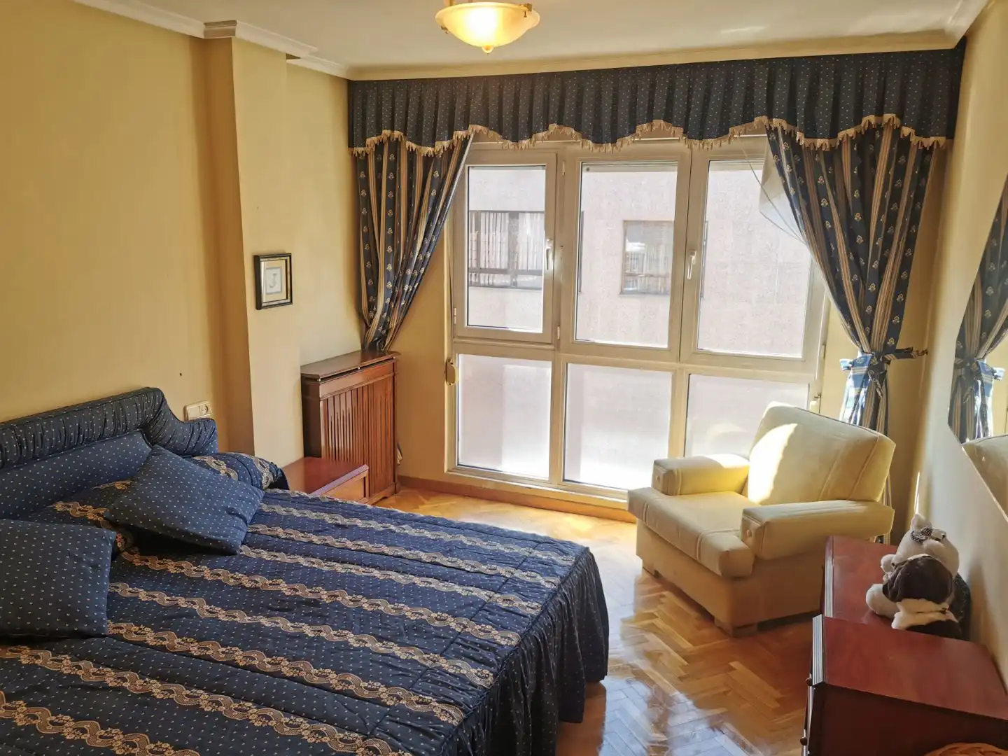 Dormitori de Apartament de lloguer en León Capital  amb Calefacció, Parquet i Terrassa