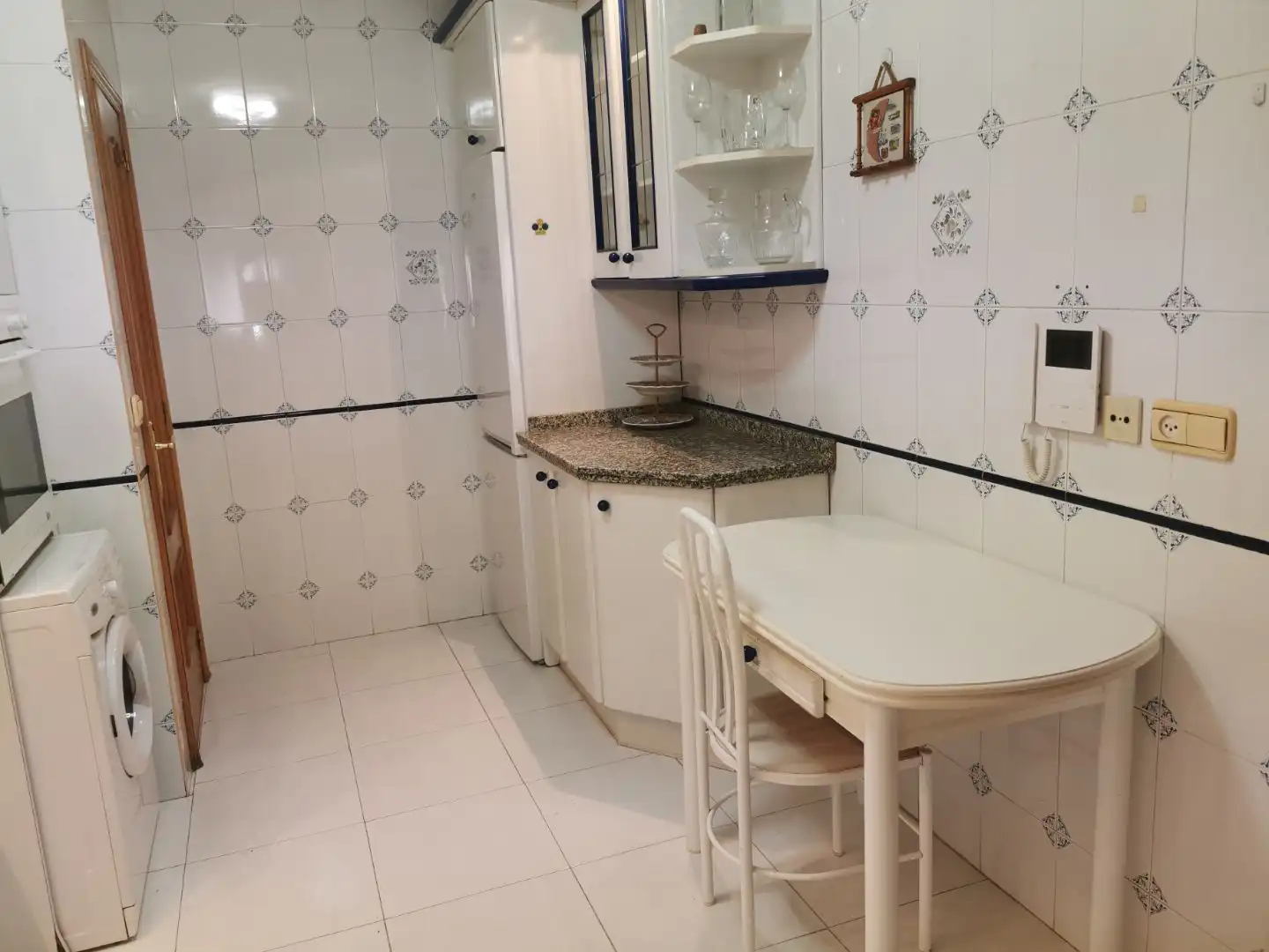 Cuina de Apartament de lloguer en León Capital  amb Calefacció, Parquet i Terrassa