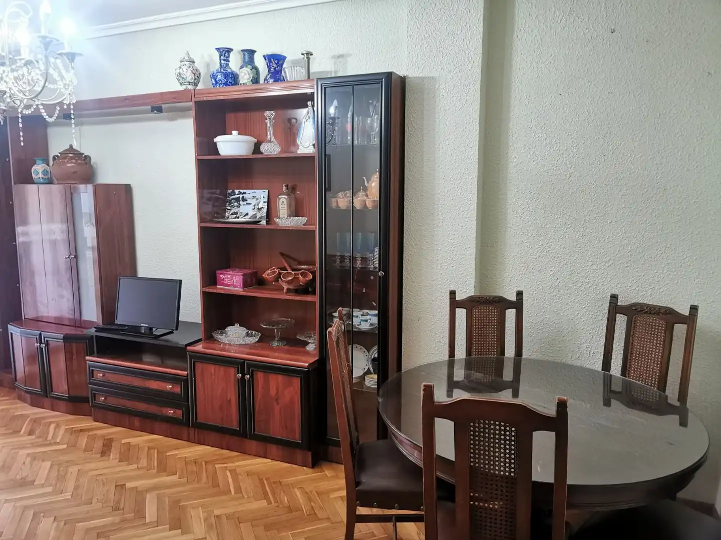 Sala d'estar de Apartament de lloguer en León Capital  amb Calefacció, Parquet i Terrassa