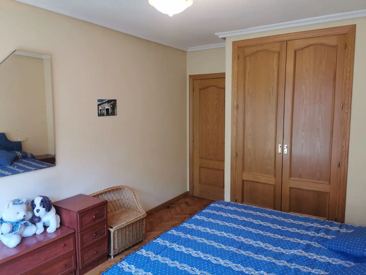 Dormitori de Apartament de lloguer en León Capital  amb Calefacció, Parquet i Terrassa