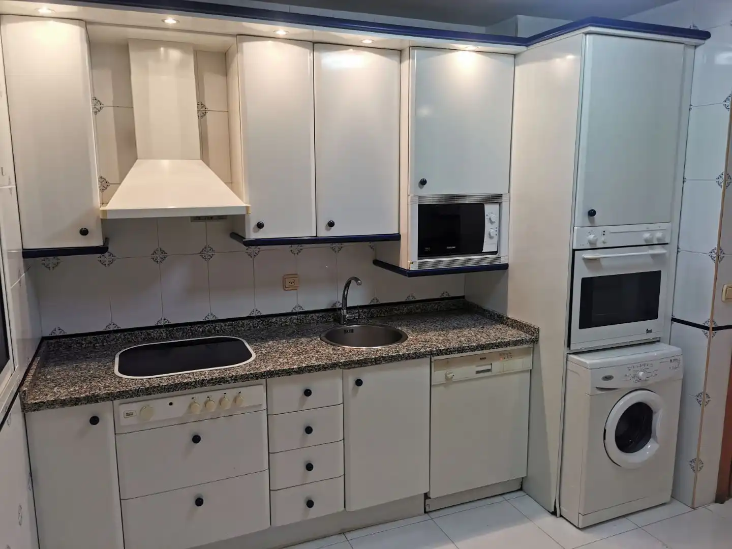 Cuina de Apartament de lloguer en León Capital  amb Calefacció, Parquet i Terrassa