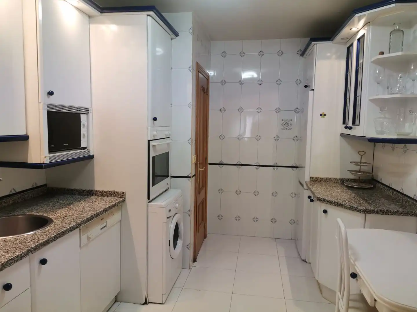 Cuina de Apartament de lloguer en León Capital  amb Calefacció, Parquet i Terrassa