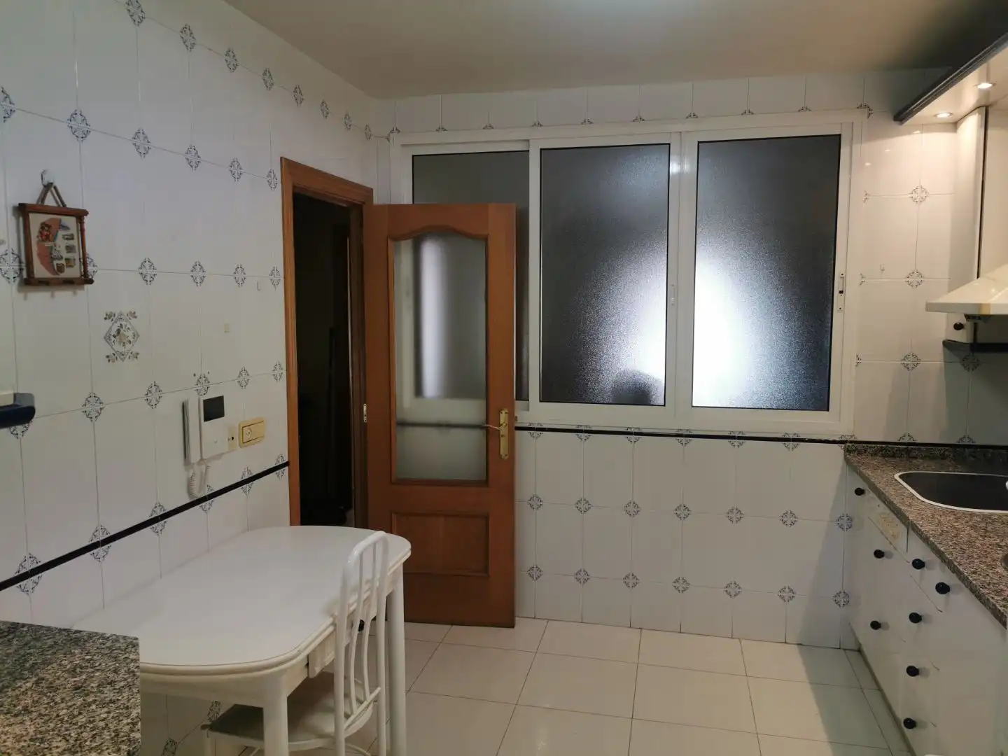 Cuina de Apartament de lloguer en León Capital  amb Calefacció, Parquet i Terrassa