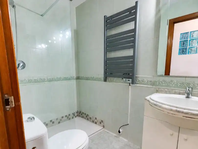 Bathroom of Flat for rent in Madrid  with Air Conditioner, Heating and Parquet flooring