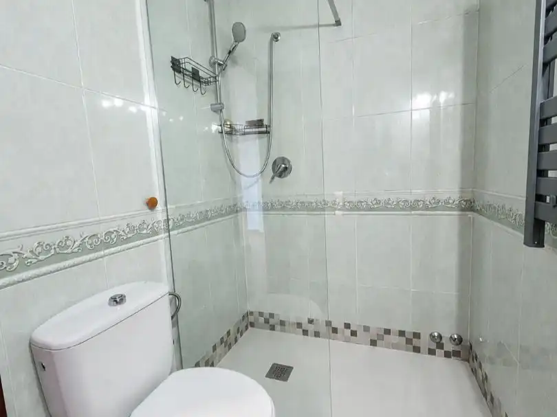 Bathroom of Flat for rent in Madrid  with Air Conditioner, Heating and Parquet flooring