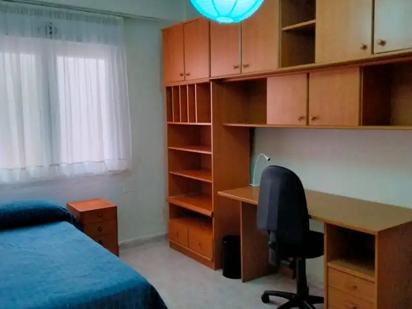 Room in Camino de Ronda, 136, Camino de Ronda Bedroom of Flat for share in Granada with Heating and Furnished