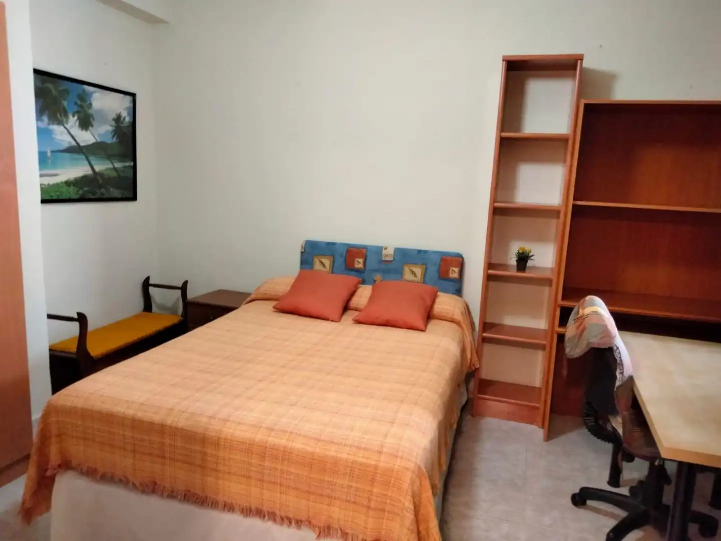 Room in Camino de Ronda, 136, Camino de Ronda Bedroom of Flat for share in Granada with Heating and Furnished