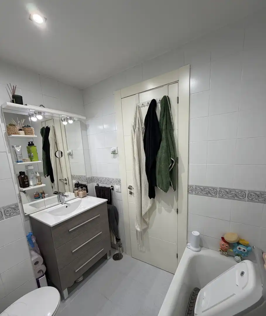 Flat for sale in Avenida de Arcentales, 67b, Rosas - Musas Bathroom of Flat for sale in Madrid Capital with Air Conditioner and Swimming Pool