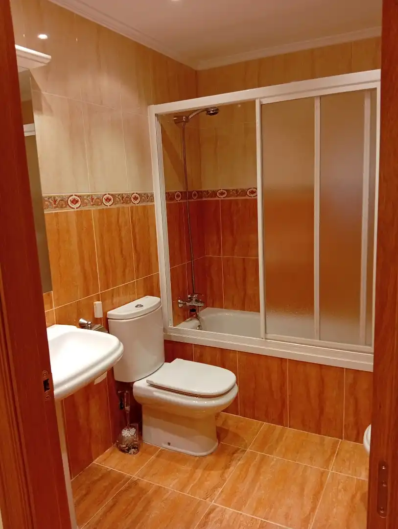 Piso en venta en Calle las Escuelas, 1, Entrena Baño de Piso en venta en Entrena con Calefacción, Trastero y Amueblado