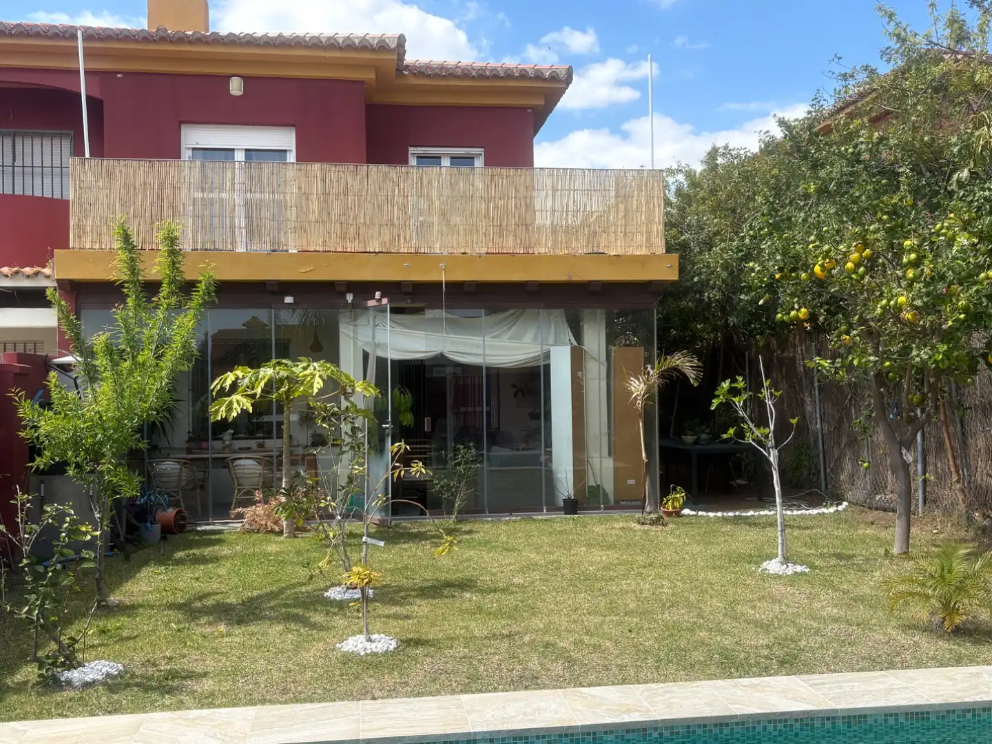Einfamilien-Reihenhaus zur Miete in Calle de las Magnolias, 28, Soto de Vistahermosa Außenansicht von Einfamilien-Reihenhaus zur Miete in El Puerto de Santa María mit Klimaanlage, Heizung und Privatgarten