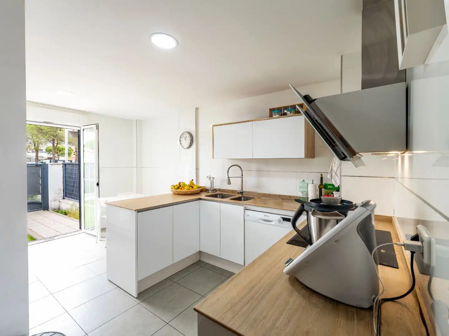 Casa adosada en venta en Calle Ãlmanzor, 19, Aljaraque Cocina de Casa adosada en venta en Aljaraque con Aire acondicionado y Balcón