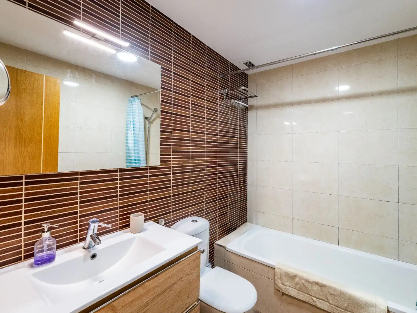 Casa adosada en venta en Calle Ãlmanzor, 19, Aljaraque Baño de Casa adosada en venta en Aljaraque con Aire acondicionado y Balcón