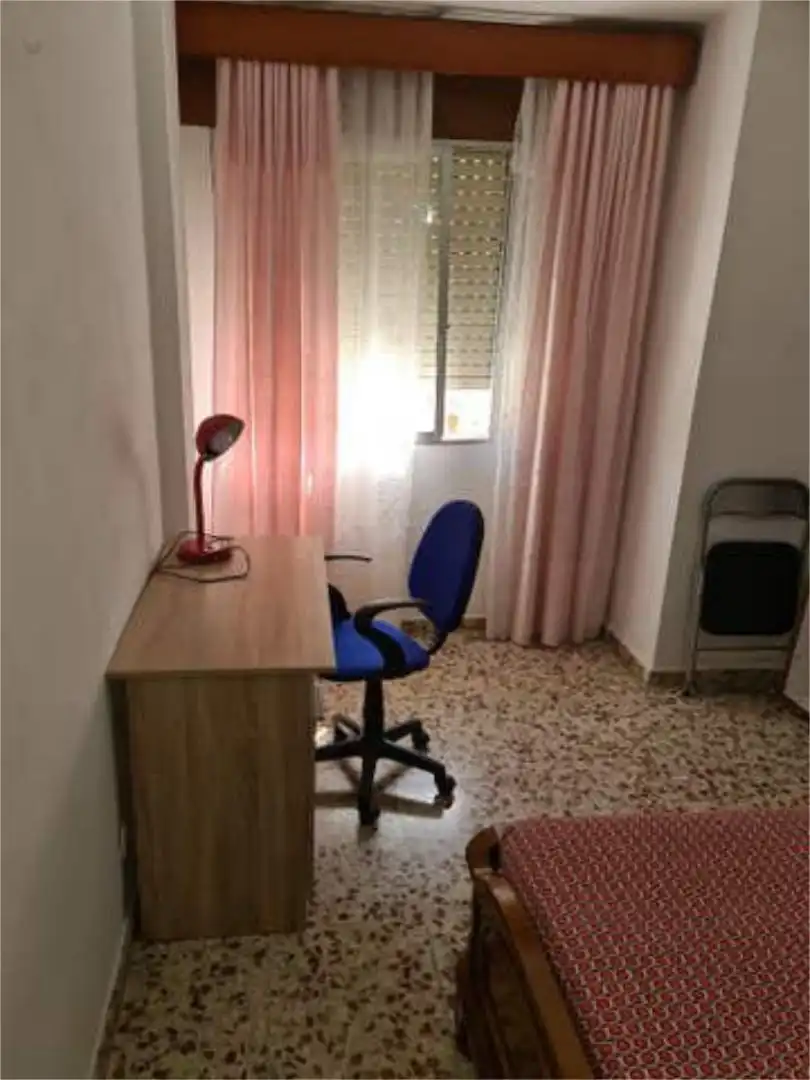 Piso de alquiler en Viñuela - Rescatado Habitación de Piso de alquiler en Córdoba con Terraza y Amueblado