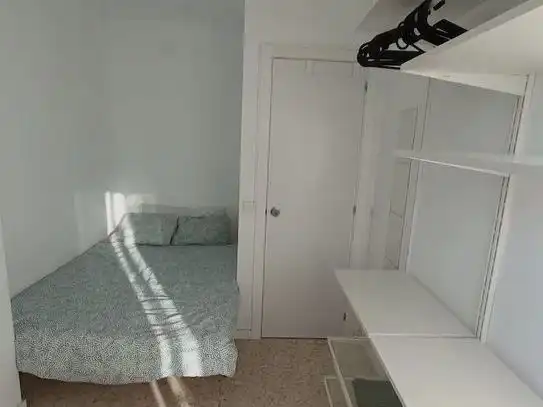 Schlafzimmer von Wohnung zur untervermieten in Sevilla mit Klimaanlage, Möbliert und Balkon