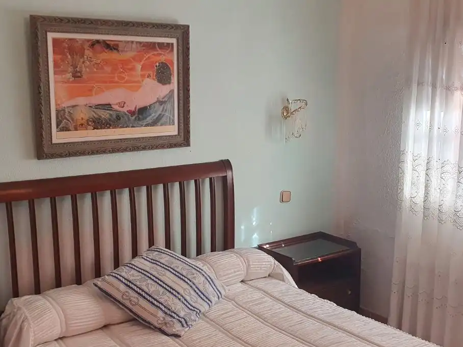 Piso en venta en Calle Barrio Nuevo, 5, Iriépal - Taracena - Valdenoches Habitación de Piso en venta en Guadalajara con Jardín privado, Terraza y Piscina