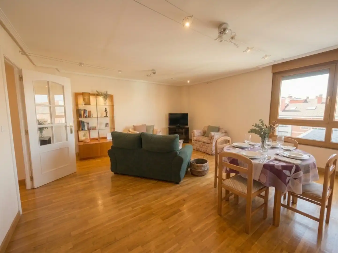 Sala de estar de Piso de alquiler en León Capital  con Calefacción, Parquet y Terraza