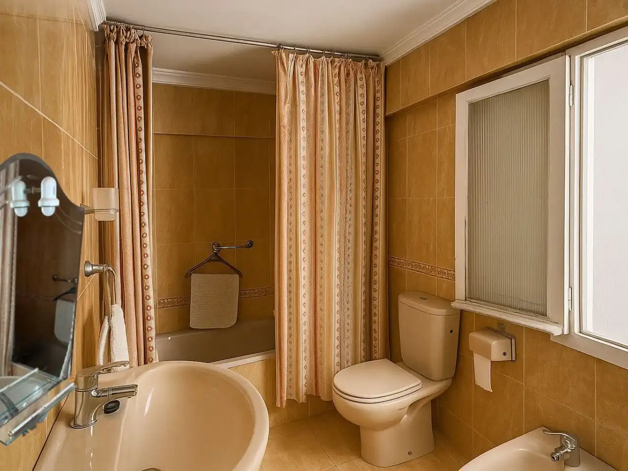 Flat for sale in Calle Cisneros, 5, Centro Histórico Bathroom of Flat for sale in Málaga with Storage room, Furnished and Video intercom