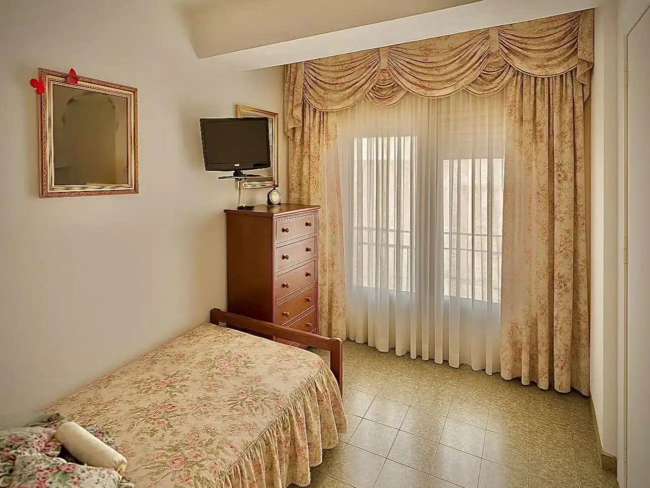 Flat for sale in Calle Cisneros, 5, Centro Histórico Bedroom of Flat for sale in Málaga with Storage room, Furnished and Video intercom