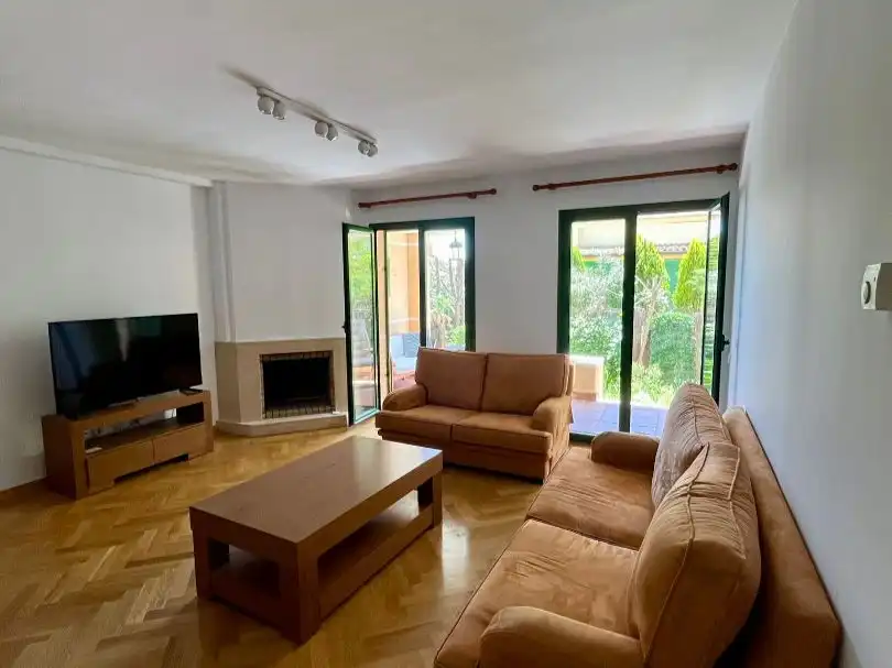 Casa o chalet en venta en Avenida de Francisco Guerrero, 6, Club de Campo Sala de estar de Casa o chalet en venta en Club de Campo con Calefacción, Jardín privado y Parquet