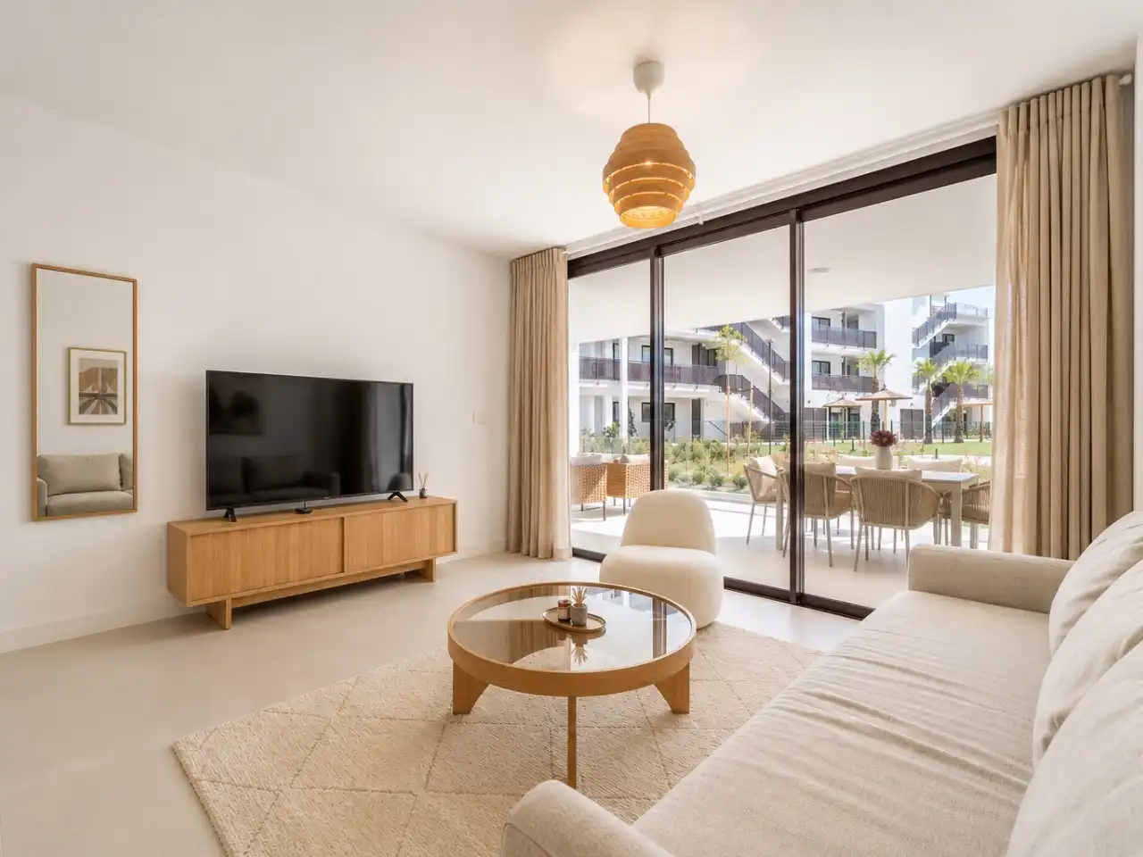 Sala d'estar de Pis de lloguer en Fuengirola amb Aire condicionat, Calefacció i Jardí privat