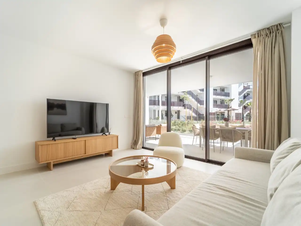 Sala d'estar de Pis de lloguer en Fuengirola amb Aire condicionat, Calefacció i Jardí privat