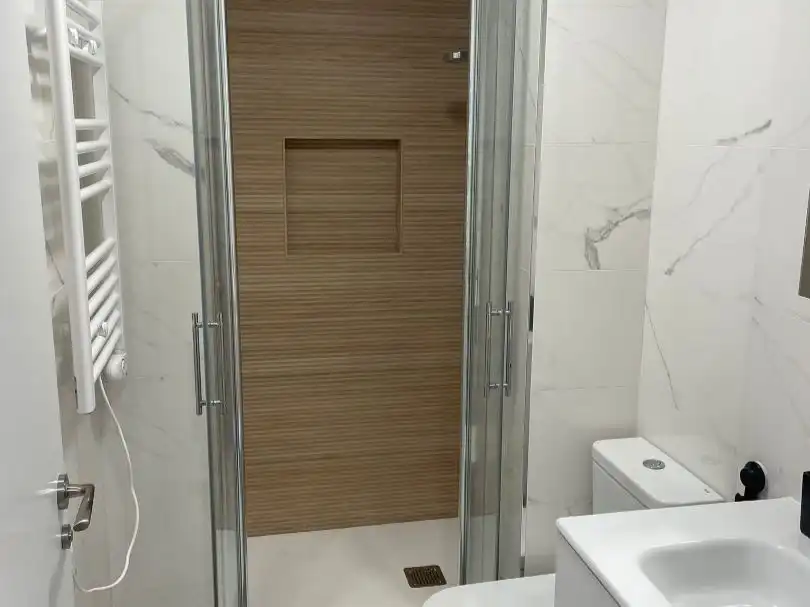 Baño de Piso de alquiler en Oleiros con Amueblado y Parking comunitario