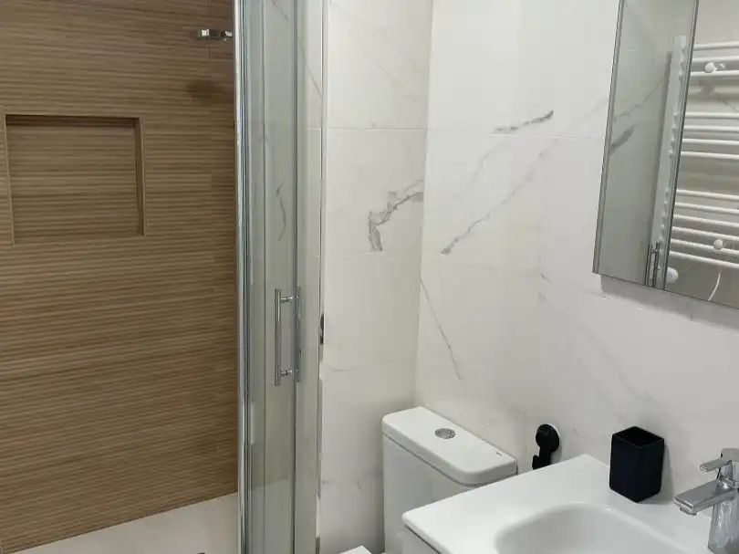 Baño de Piso de alquiler en Oleiros con Amueblado y Parking comunitario
