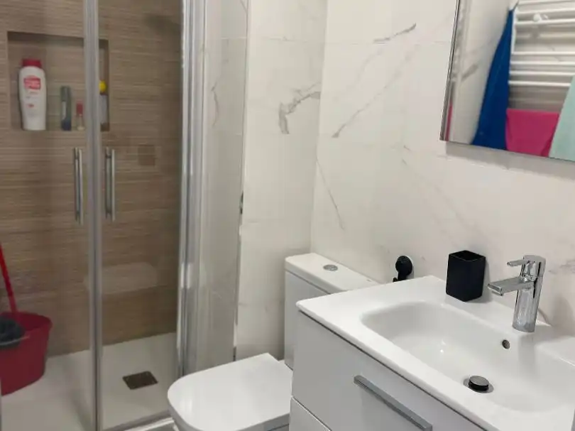 Baño de Piso de alquiler en Oleiros con Amueblado y Parking comunitario